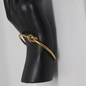 Elegant Gold Knot Bracelet